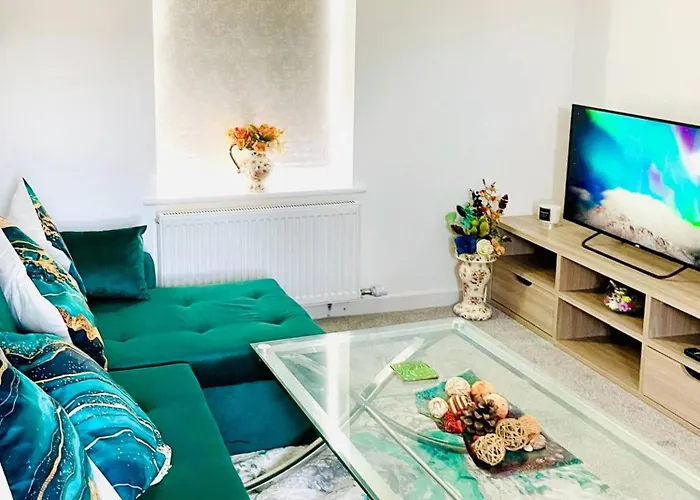 Stylish 3 Bdr House With Free Parking Near Hulme